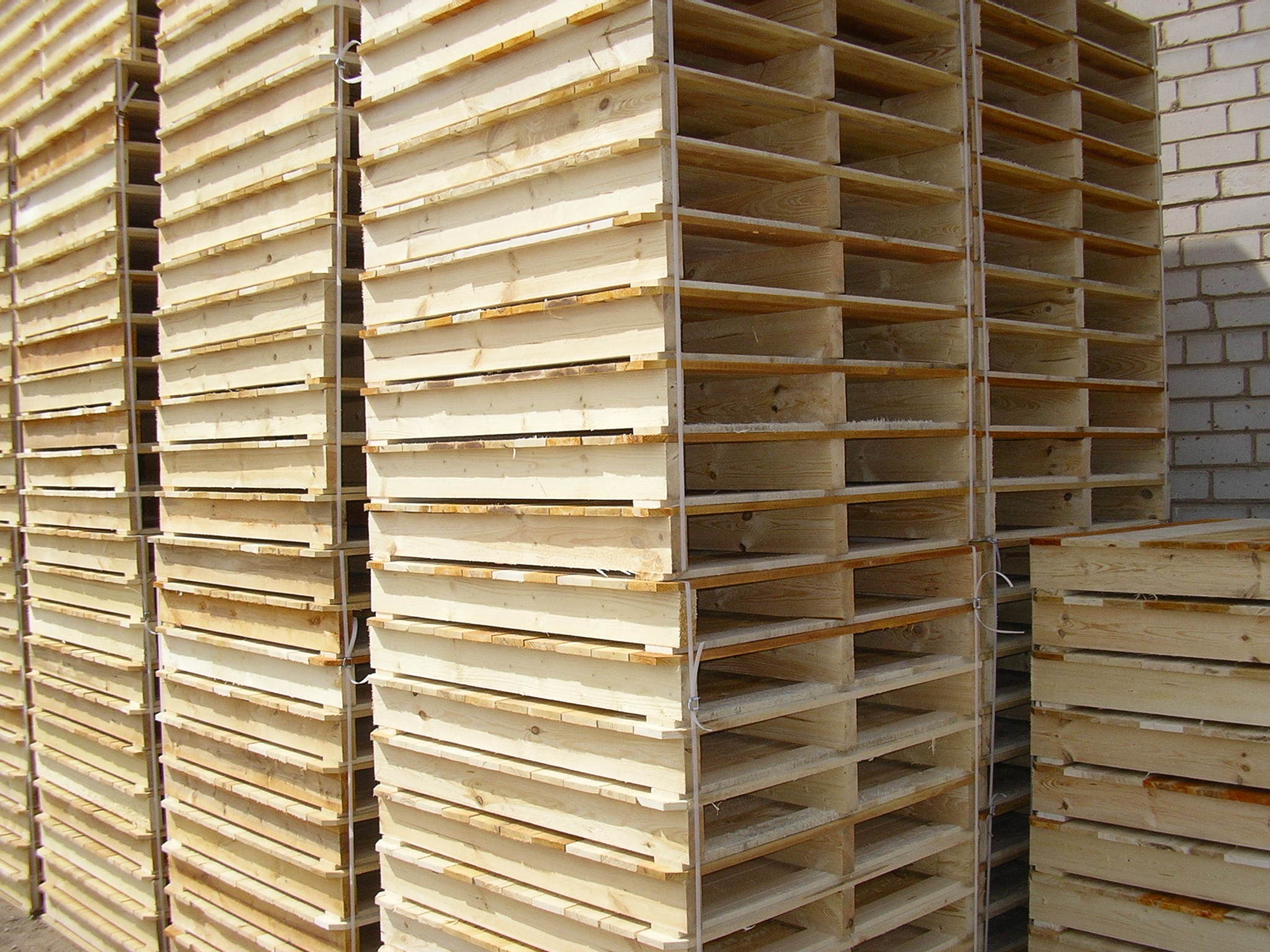 Mediniai padeklai 100x100 cm ant taseliu, bruseliu uzdaras virsus be tarpu